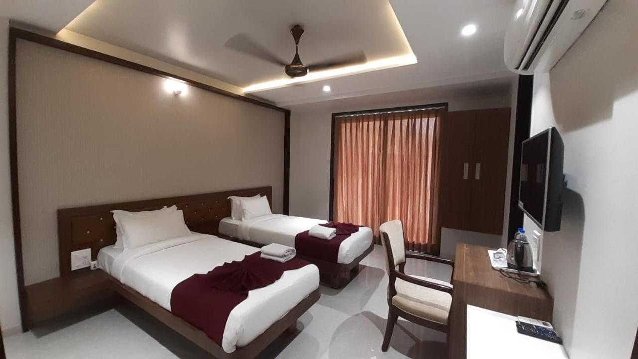 La Casa Royale Hotel Malvan Exterior photo